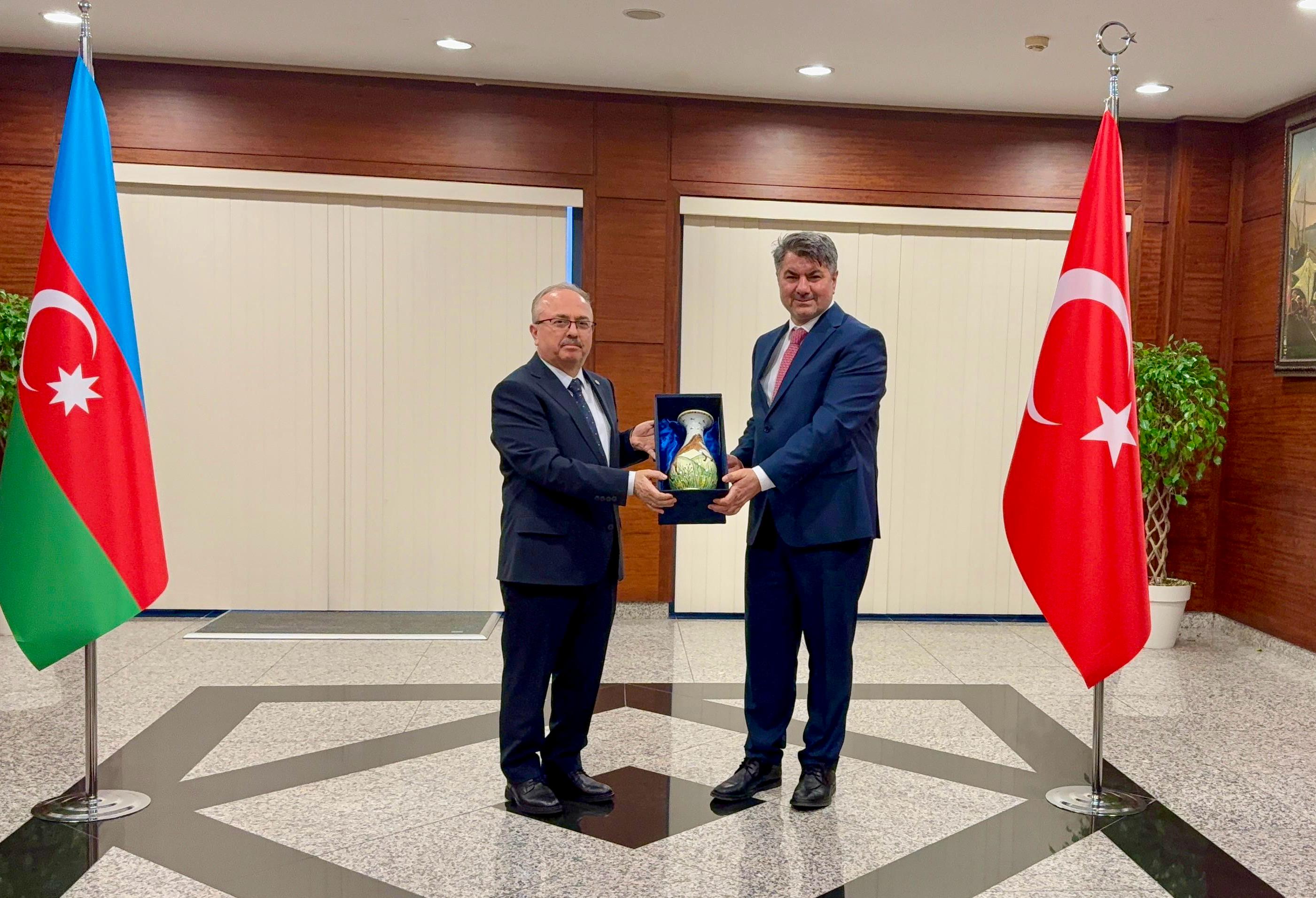 Türkiyə-Azərbaycan İş Adamları və Sənayeçiləri İctimai Birliyinin (TÜİB) İdarə Heyəti Türkiyənin yeni səfiri ilə görüşüb.